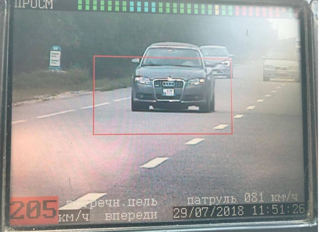 Șofer de 25 de ani, prins când circula cu 220 de km/h. Amenda pe care a primit-o