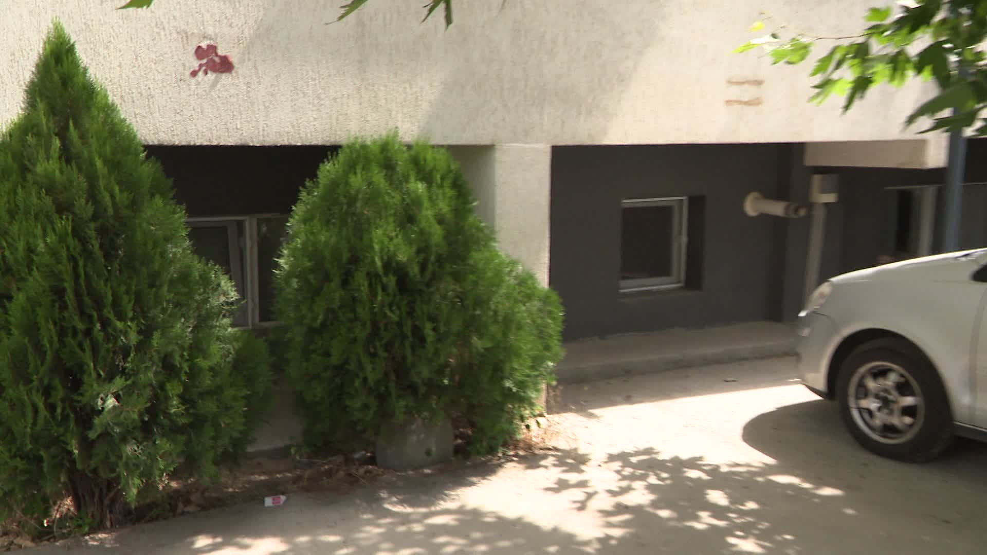 Apartament 2 camere, demisol, lux, cu vedere sub maşinile parcate