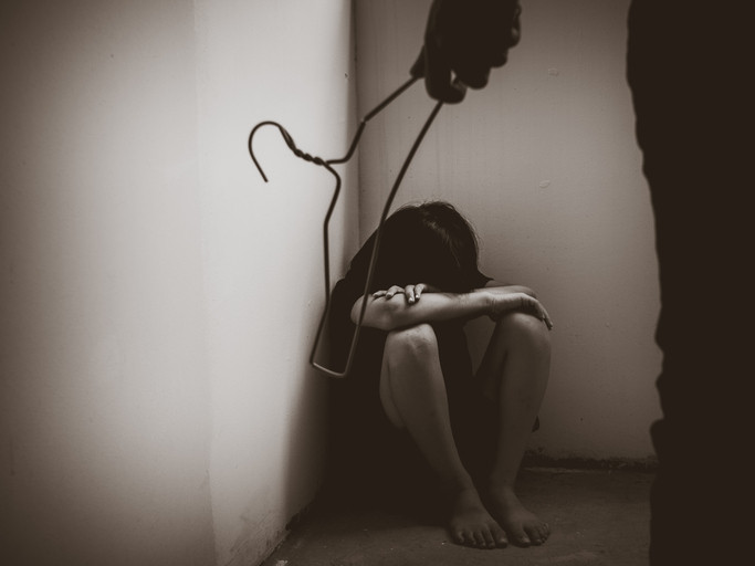 Trei surori riscă 15 ani de închisoare pentru că și-au ucis tatăl. Abuzurile prin care au trecut