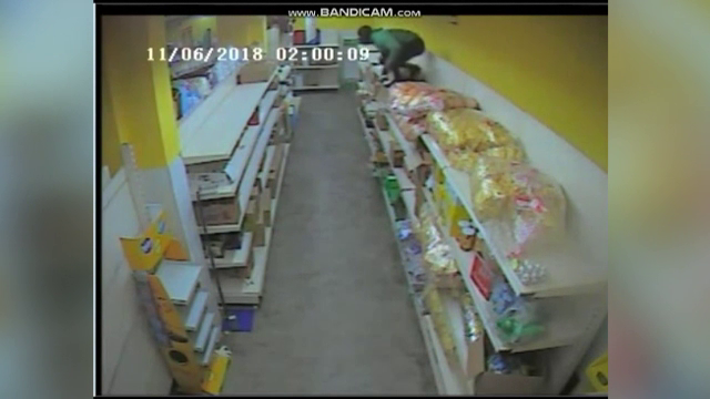 Aventura unui hoț într-un magazin, pentru a fura un seif care s-a dovedit a fi gol