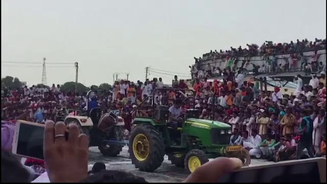 17 persoane au fost rănite, după ce un acoperiş s-a prăbușit sub greutatea lor