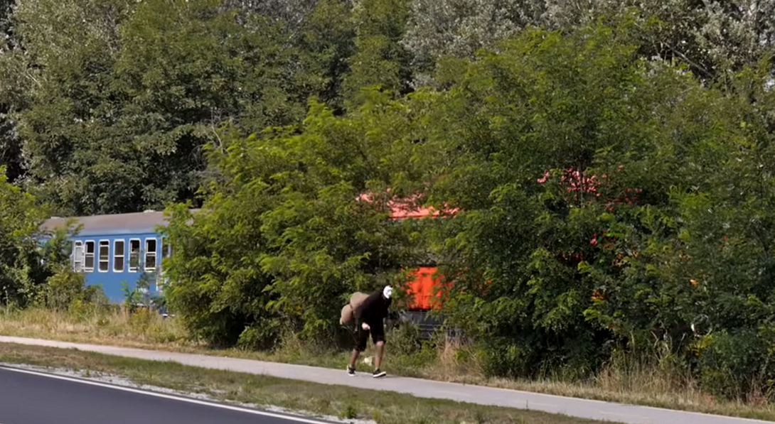 Un bărbat deghizat în melc s-a luat la întrecere cu trenul. Cine a câştigat. VIDEO