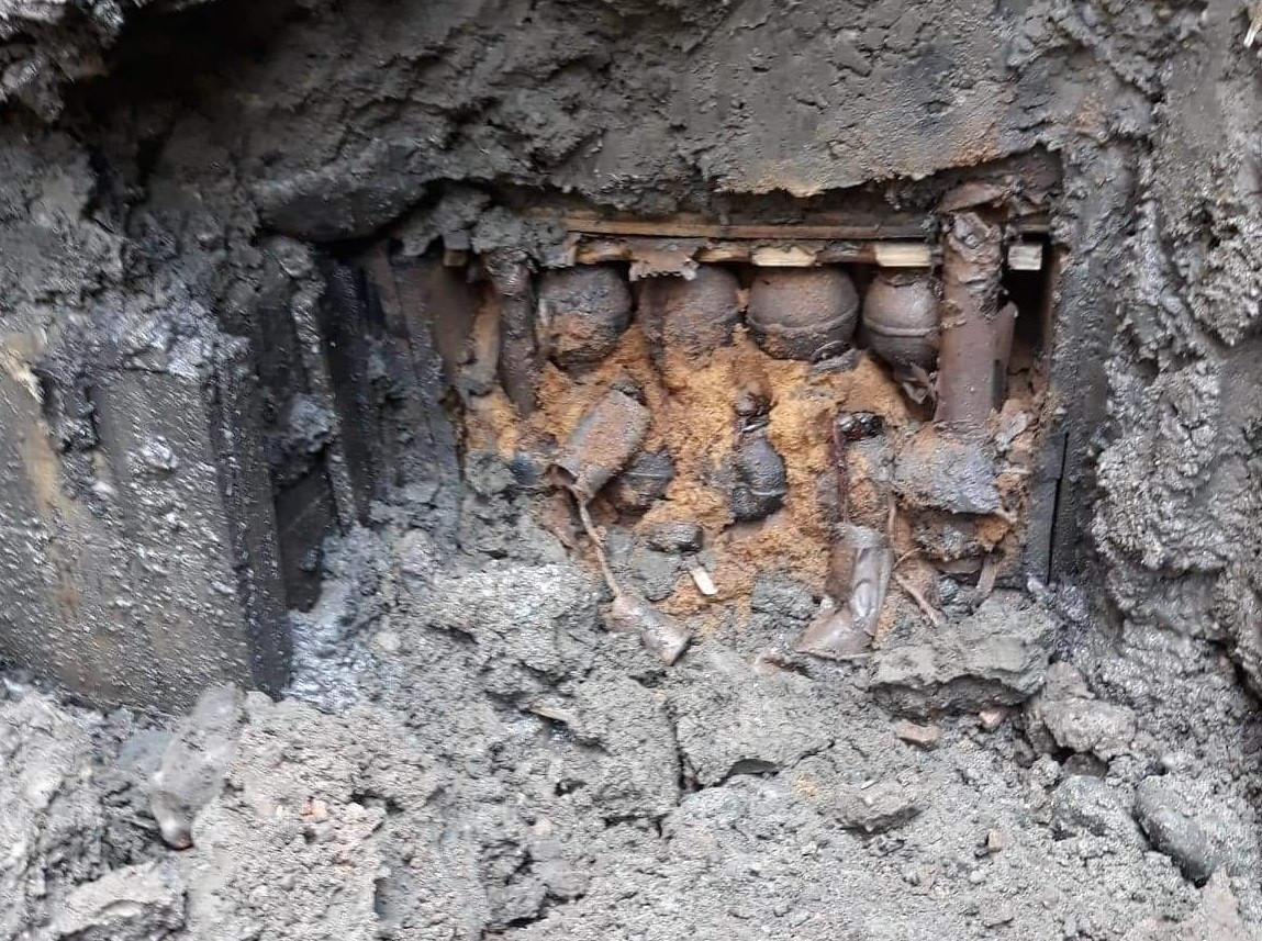 250 de grenade, din Primul Război Mondial, descoperite la Topliţa la o adâncime de patru metri