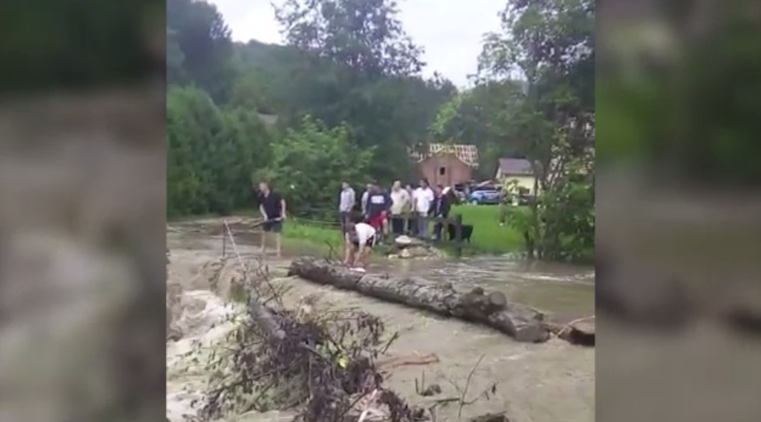 Zeci de turiști, blocați în Cheile Râșnoavei. Cinci podețe rupte de un pârâu umflat