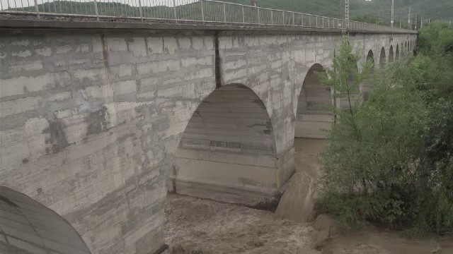Circulaţia trenurilor pe ruta Bucureşti-Braşov, în pericol. Podul afectat grav de viituri