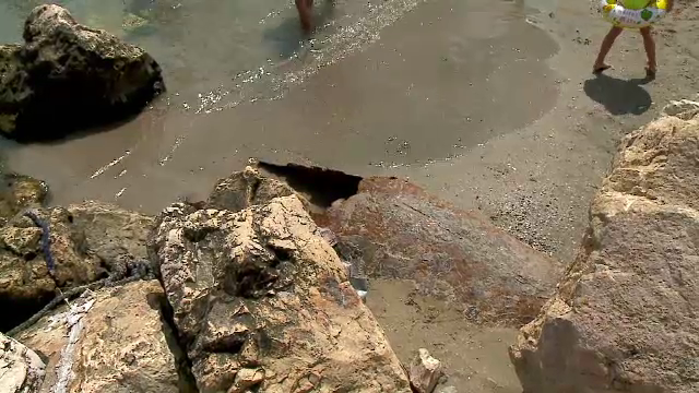 Imaginile surprinse de turişti la Eforie Nord. Conducta prin care se scurge mizerie în mare