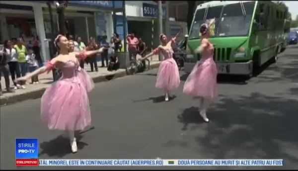 Orașul în care balerinele dansează în fața șoferilor atunci când așteaptă la semafor