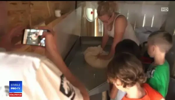 Copii duși de părinți la stână, să se bucure de natură