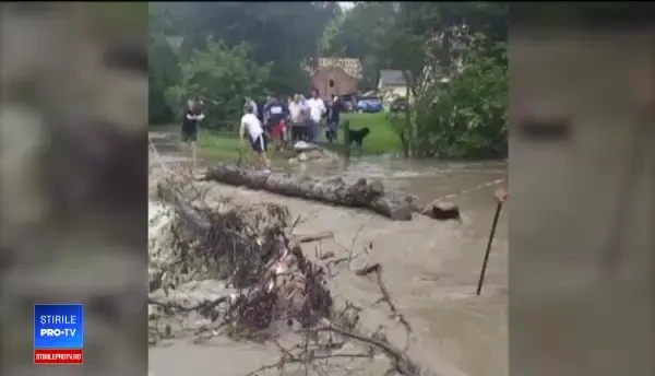 Zeci de turiști, blocați în Cheile Râșnoavei. Cinci podețe rupte de un pârâu umflat