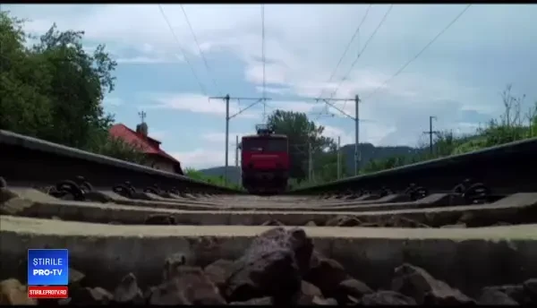 Circulaţia trenurilor pe ruta Bucureşti-Braşov, în pericol. Podul afectat grav de viituri