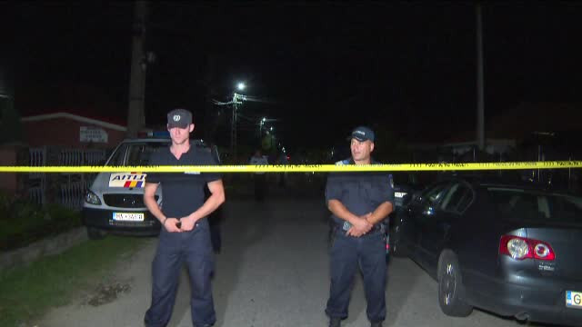 Soţul poliţistei care şi-a împuşcat copilul şi mama e şi el anchetat. Ce făcea în momentul crimei