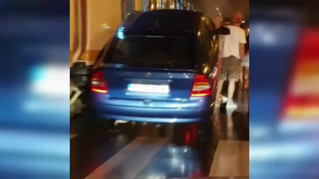 Un șofer din Capitală s-a urcat cu mașina peste gardurile de separare pentru tramvaie