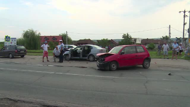 Accident pe DN 71, din cauza unei şoferiţe neatente. "S-a oprit să ia un pepene"