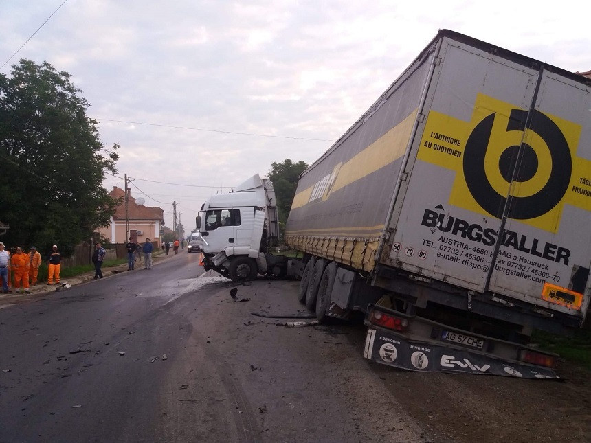 Accident grav în Covasna. Doi oameni au murit în maşină, după ce s-au ciocnit cu TIR-ul