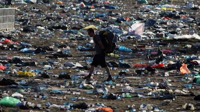 Fără sticle, pahare sau paie din plastic la festivaluri. Țara care vrea să le interzică