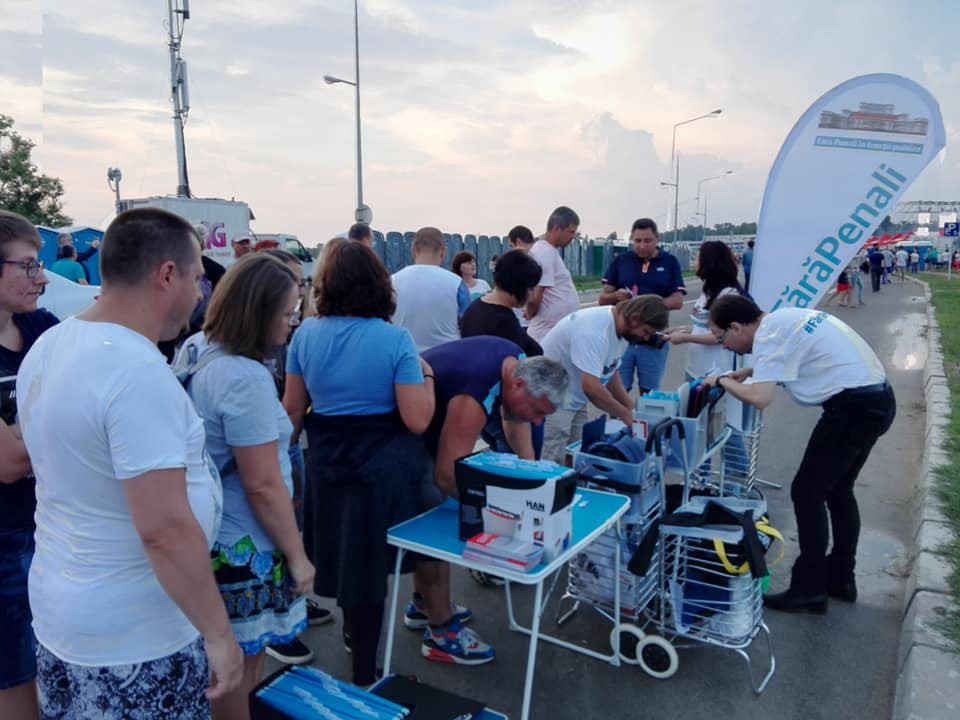 Membrii USR pleacă să strângă semnături. ”Fără penali” mai are nevoie de 46.000 semnături