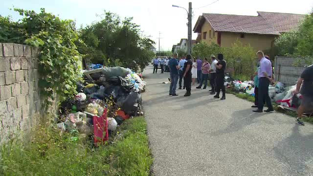 Doi bătrâni au strâns în curte 200 de tone de gunoaie. Vecinii sunt disperați
