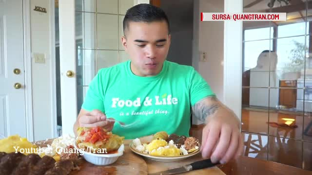 Critici culinari celebri, în România. Reacția unui vietnamez după ce mănâncă mămăligă și mici