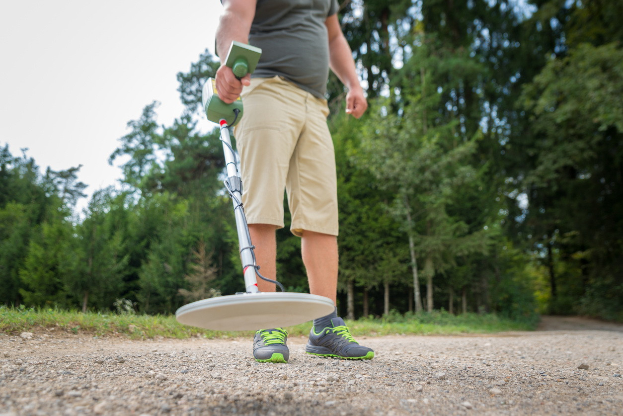 Ce a descoperit un vânător de comori cu detectorul de metale, într-o pădure din Neamț