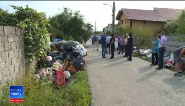Doi bătrâni au strâns în curte 200 de tone de gunoaie. Vecinii sunt disperați