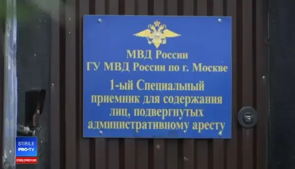 Membrele Pussy Riot au fost reținute din nou de poliție, chiar când ieșeau din închisoare