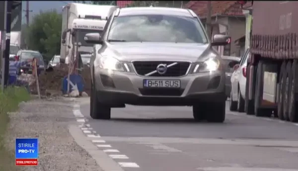 Șantier înghețat pe drumul Brașov-Bran.Turiștii, revoltați: Am făcut 16 km în 50 de minute