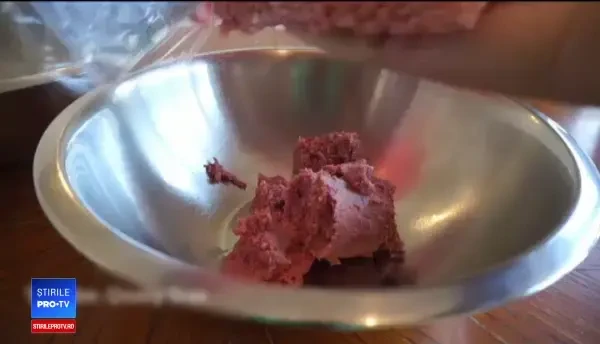 Criticii culinari celebri care ne-au vizitat țara: reacția unui vietnamez după ce mănâncă mămăligă și mici