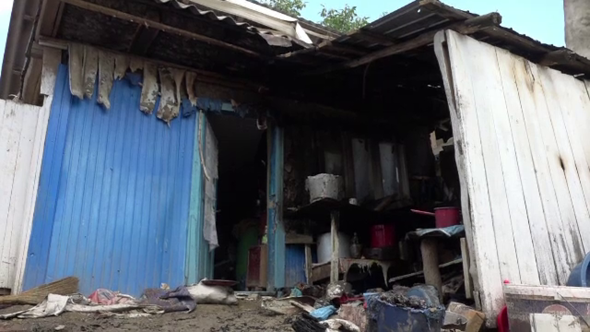 Incendiul din gospodăria unei bătrâne, lichidat de voluntari. De la ce a izbucnit