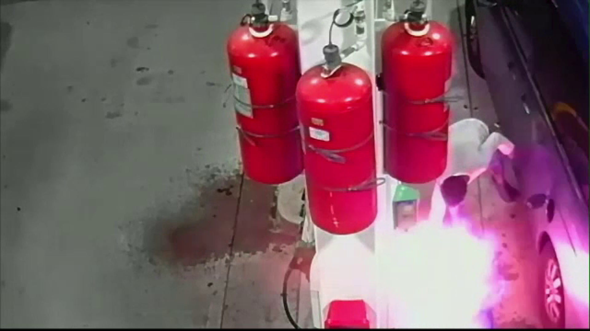 Suspect, căutat de polițiști după ce a provocat un incendiu într-o benzinărie