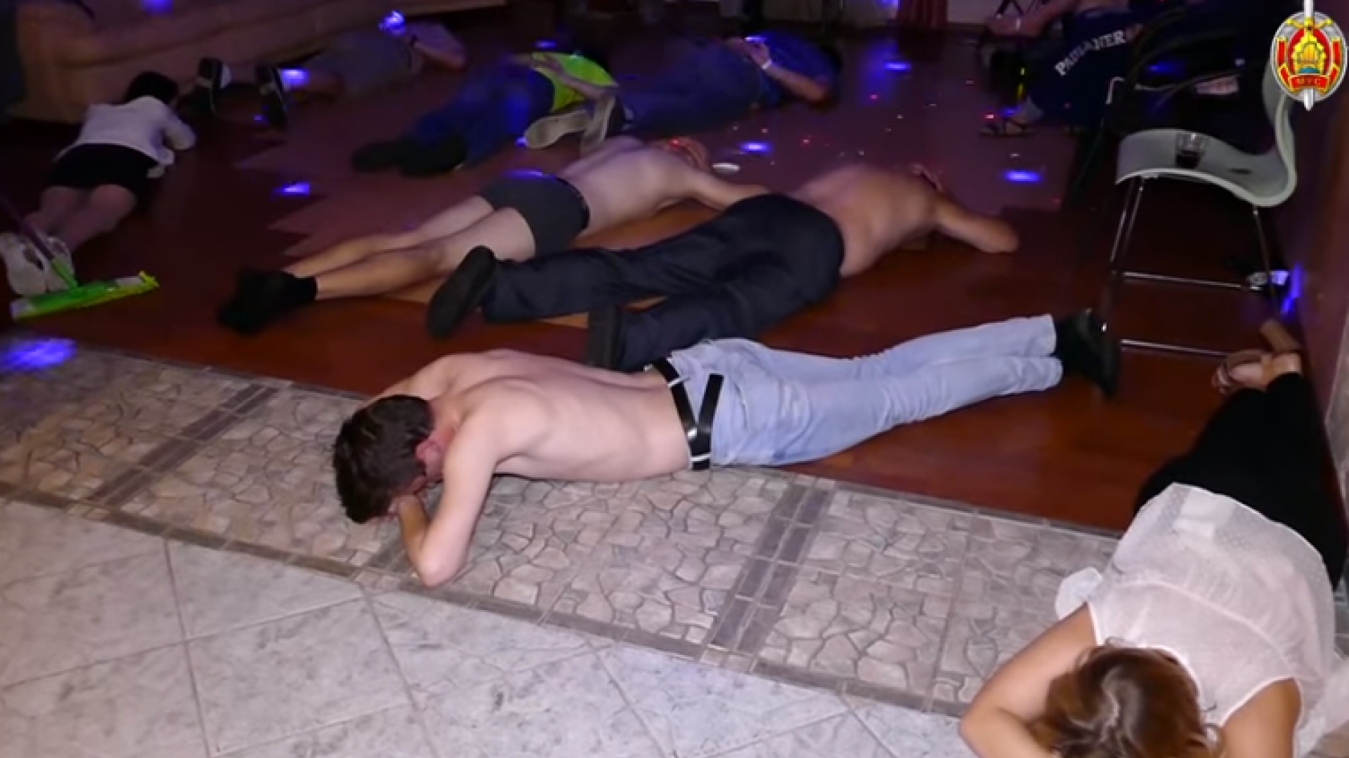 Peste 50 de persoane, arestate în timpul unei orgii. Ce au descoperit polițiștii la percheziții. VIDEO