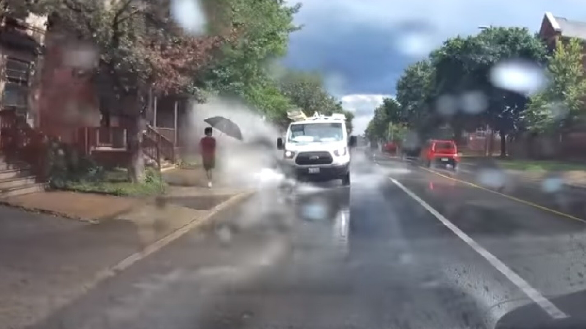 Cum a fost sancționat un șofer care stropea intenționat pietonii. VIDEO