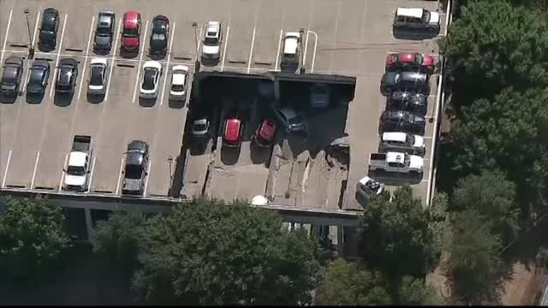 21 de mașini avariate, după ce o parcare supraetajată s-a prăbușit