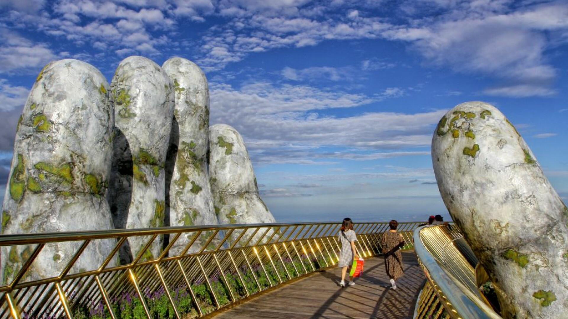 Podul de Aur, cel mai nou proiect turistic din Vietnam, a fost inaugurat