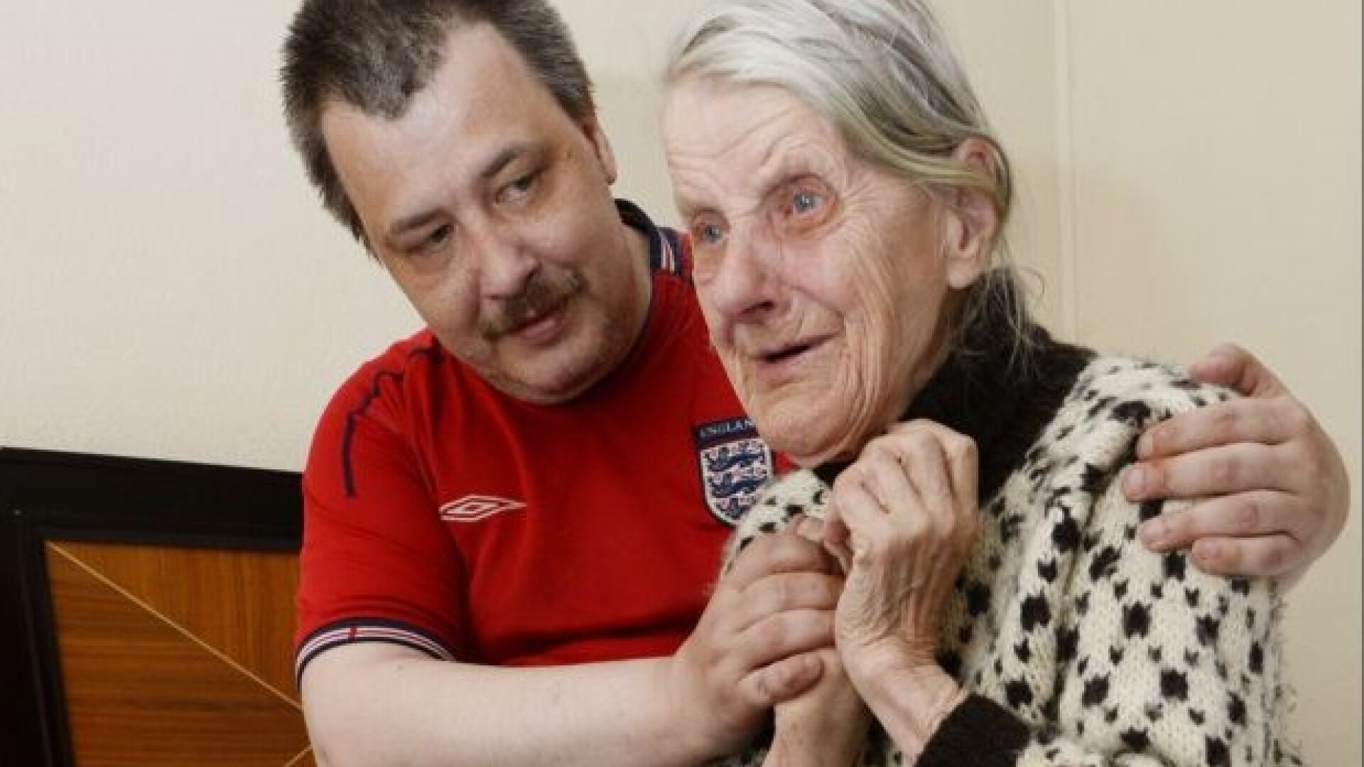 Bătrână de 87 de ani diagnosticată cu demență, obligată să doarmă pe străzi