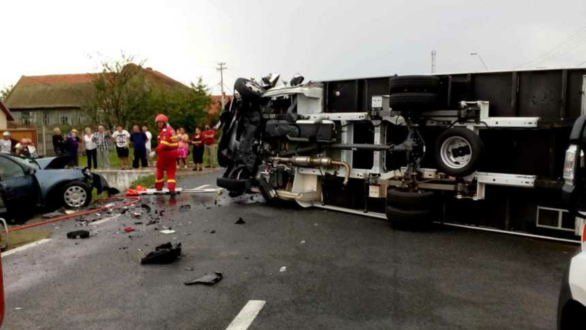 Trei oameni au murit după ce maşina în care se aflau a izbit un autocamion, în Timiș