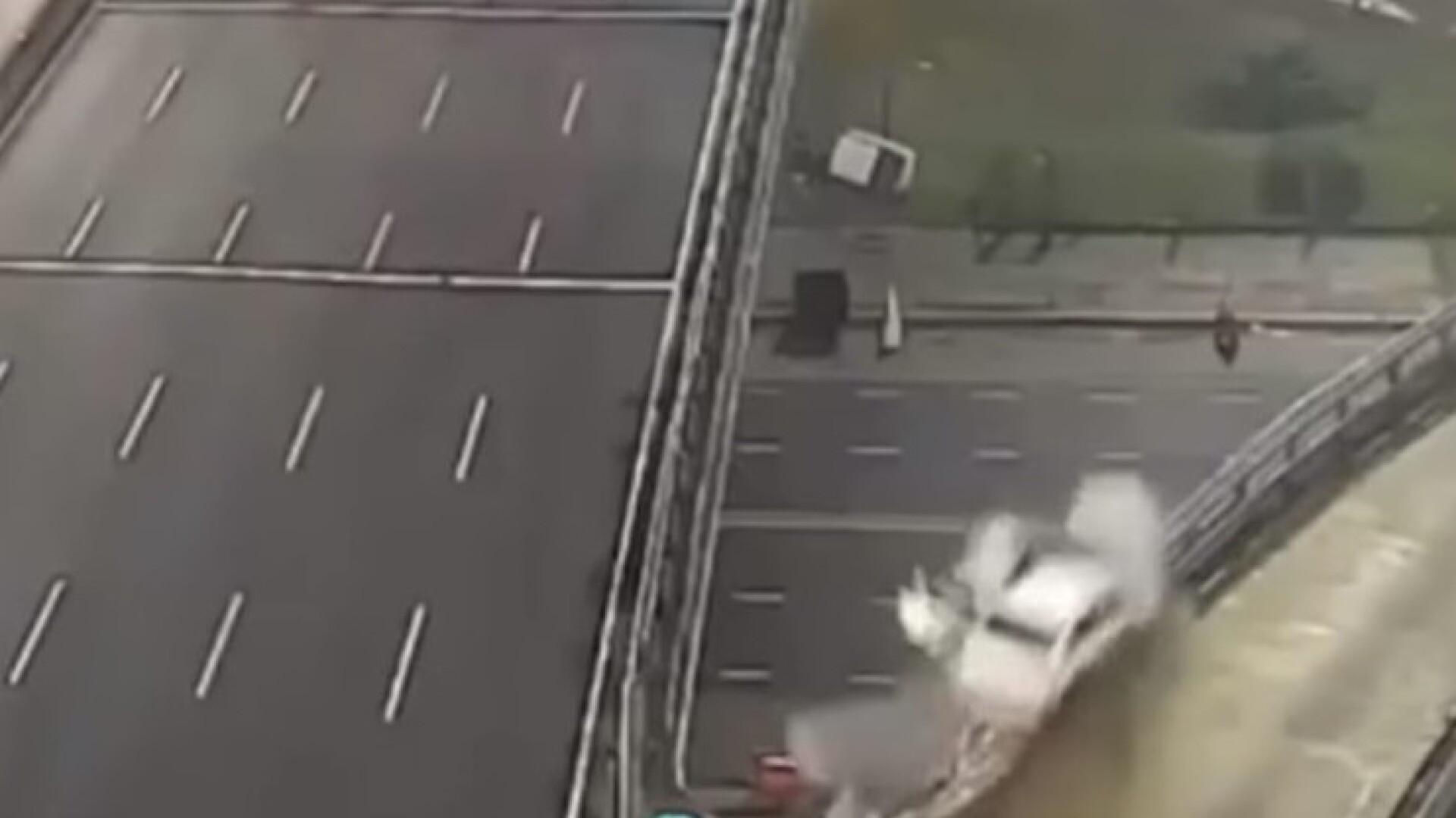 Momentul șocant în care un tânăr zboară cu mașina de pe un pasaj, la 170 km/h. VIDEO