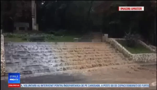 Ploile au făcut ravagii în mai multe județe. O femeie a murit luată de ape