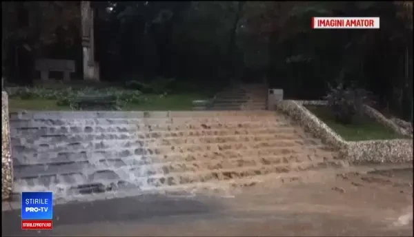 Ploile au făcut ravagii în mai multe județe. O femeie a murit luată de ape