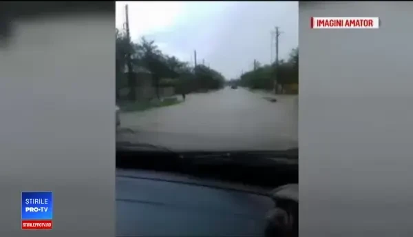 Ploile au făcut ravagii în mai multe județe. O femeie a murit luată de ape