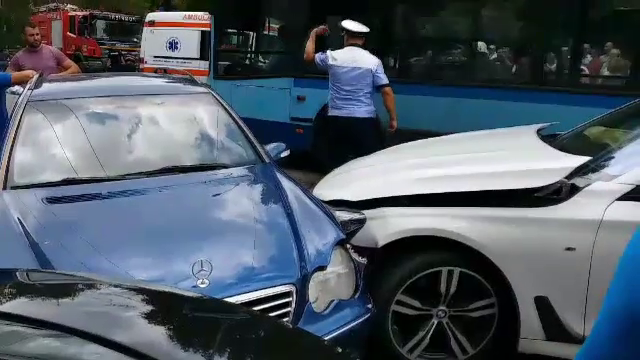 Tamponare în lanț, în Târgoviște. Patru mașini au fost grav avariate