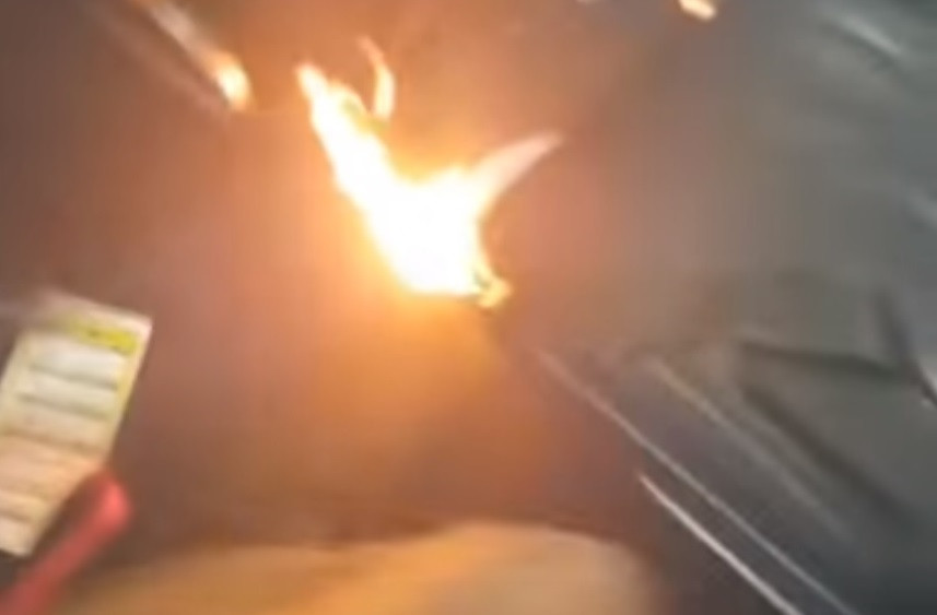 Un avion a fost evacuat, după ce o baterie de telefon a explodat. VIDEO