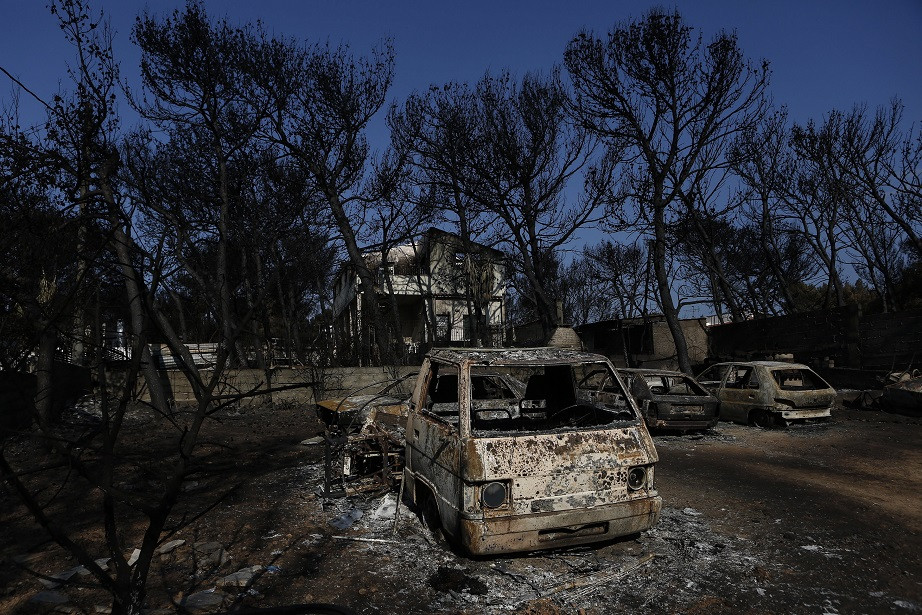 Un bărbat a fost arestat pentru că încerca să declanşeze noi incendii în Grecia