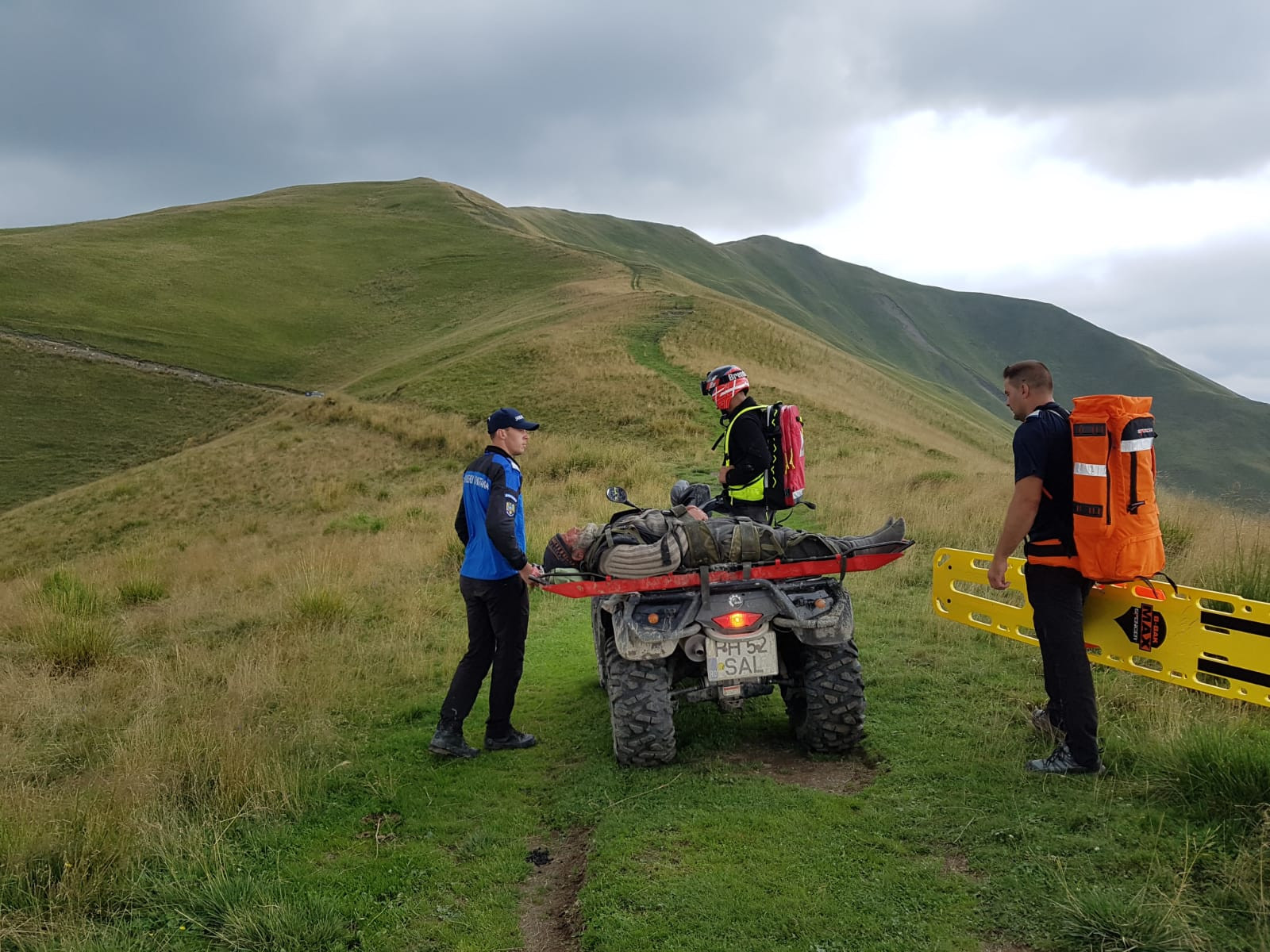 Bătrân atacat de taur pe munte, în Prahova. Cum l-au găsit salvamontiştii