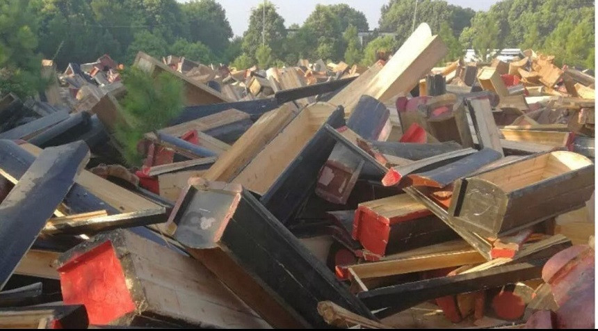 Autorităţile din China, filmate cum distrug sicrie şi dezgroapă cadavre