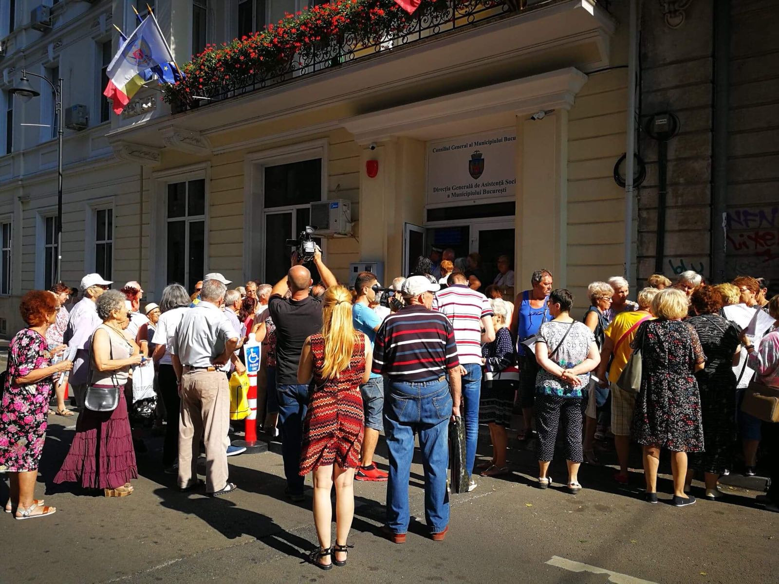 Cozi pentru vacanțele în Grecia oferite de Primăria Capitalei. Sute de pensionari, nemulțumiți