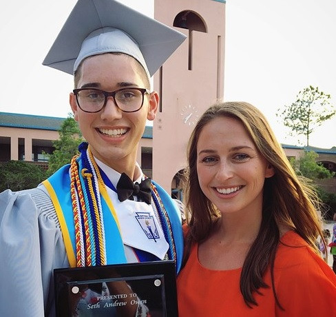 Părinții nu au vrut să îi plătească taxele la facultate pentru că e gay. Cum a strâns tânărul 50k de dolari