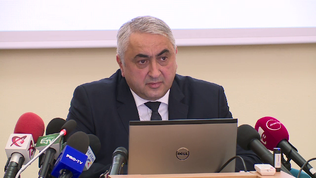 Prima zi de şcoală. Ministrul Educaţiei s-a lăudat cu noile manuale, pline de greşeli