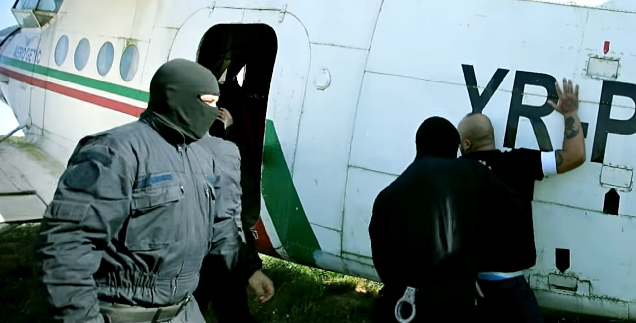 Jandarmi anchetaţi pentru că au apărut într-un clip al manelistului Dani Mocanu, acuzat de proxenetism