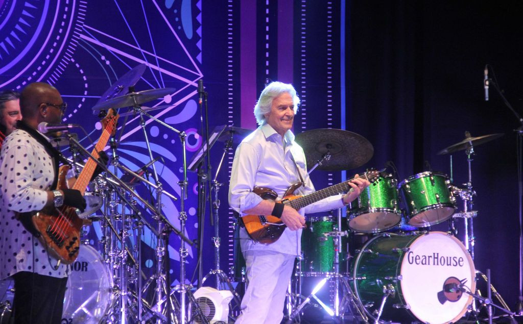Studenții la secția jazz primesc o invitație pentru fiecare bilet cumpărat la show-ul John McLaughlin