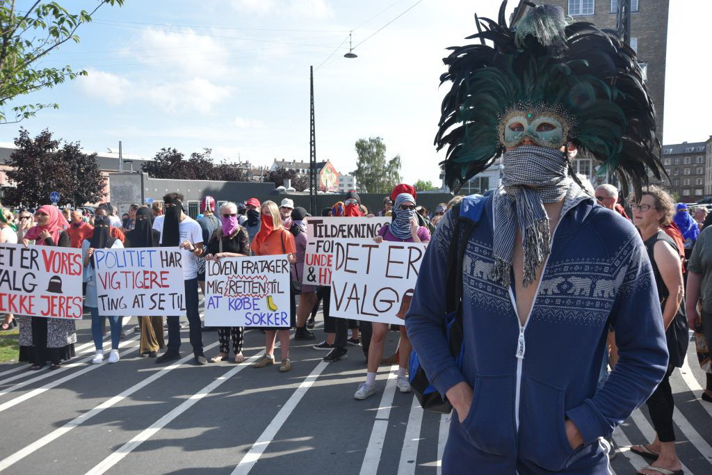 Protest inedit în Danemarca. Motivul pentru care oamenii și-au acoperit chipurile cu văl islamic